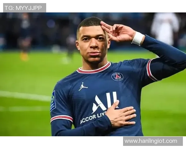 越南足球明星展现完美腹肌照片引发球迷热议与赞叹 越南足球明星展现完美腹肌照片引发球迷热议与赞叹